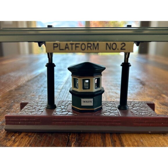 Heritage Village Collection Victoria Station Train Platform No.2 5575-1 Handpain - Picture 2 of 14